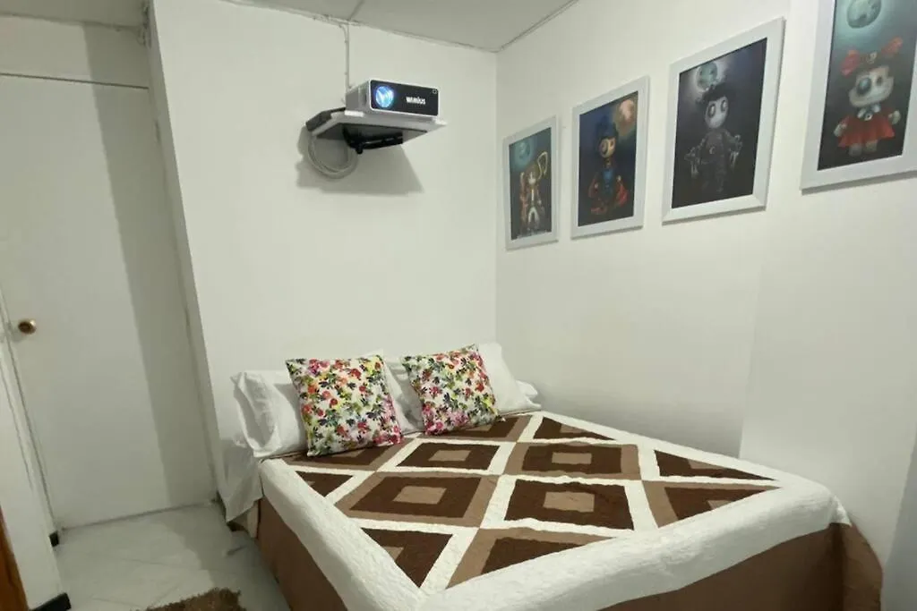 4 Habitaciones - 3 Banos , Enfrente Del Exito De Laureles Medellin Colombia