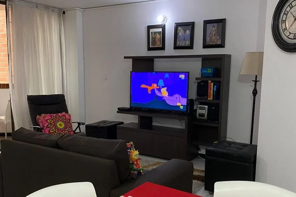 Apartamento 4 Habitaciones - 3 Banos , Enfrente Del Exito De Laureles Medellín